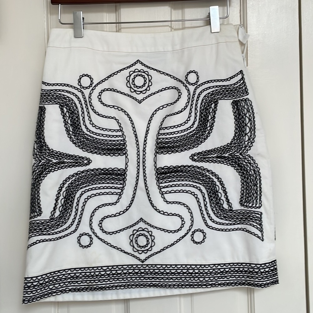WHITE COTTON EMBROIDERED SKIRT